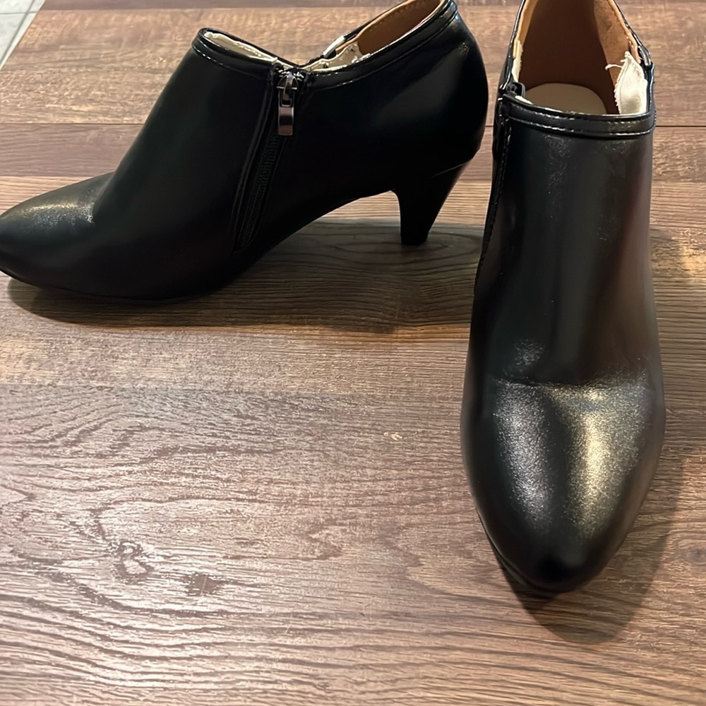 EUC black heeled fashion zip bootie size 43